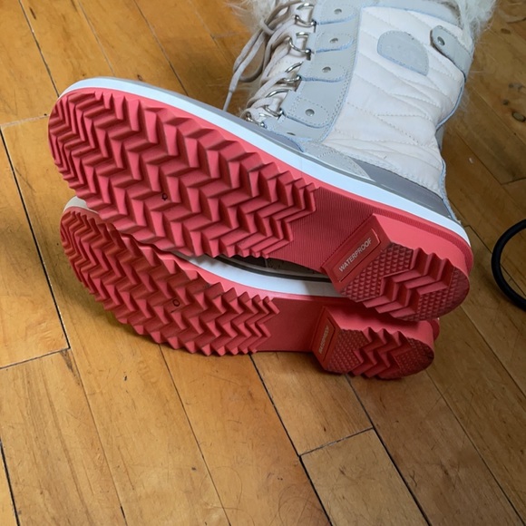 Sorel water proof boots 1 first pic similar boots not same obviously 😜 - Picture 8 of 10